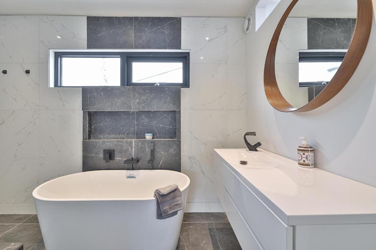 New Modern 1400 Sq Ft Coach House Near Everything Торонто Екстер'єр фото