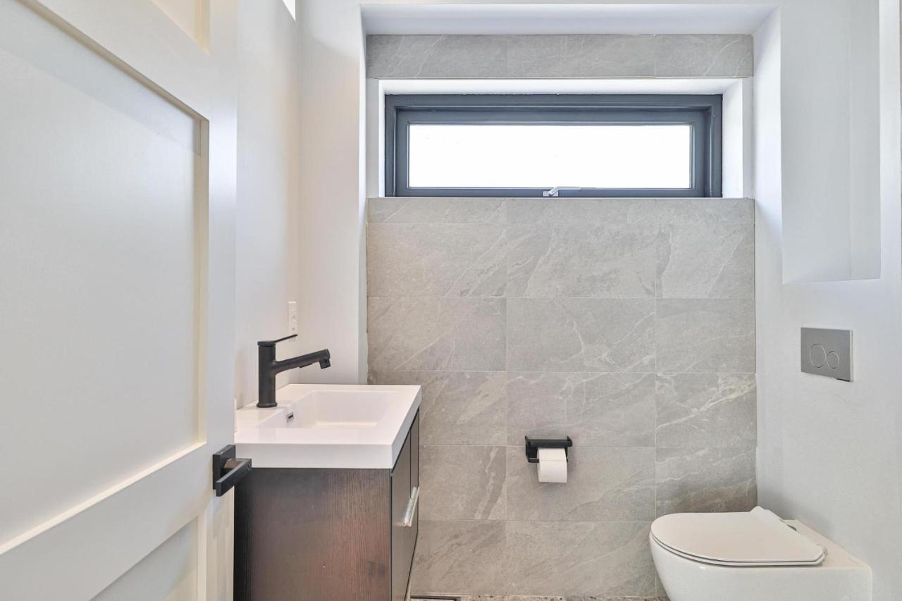 New Modern 1400 Sq Ft Coach House Near Everything Торонто Екстер'єр фото