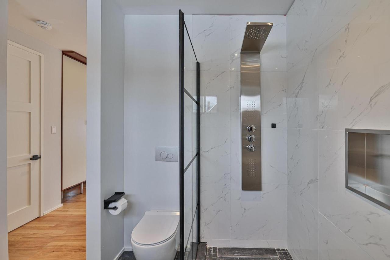 New Modern 1400 Sq Ft Coach House Near Everything Торонто Екстер'єр фото