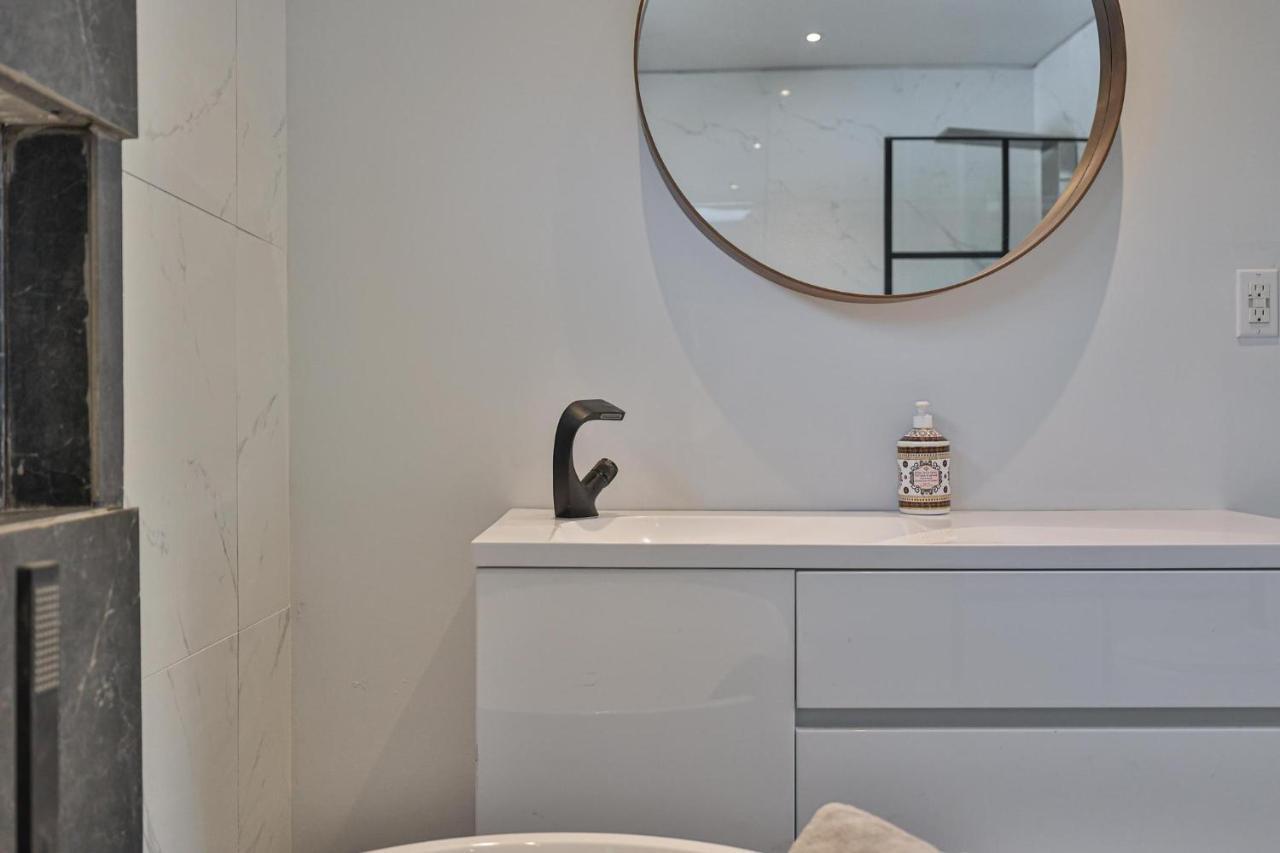 New Modern 1400 Sq Ft Coach House Near Everything Торонто Екстер'єр фото