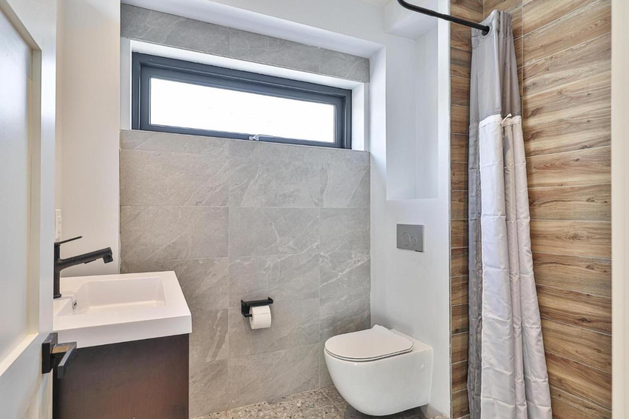 New Modern 1400 Sq Ft Coach House Near Everything Торонто Екстер'єр фото