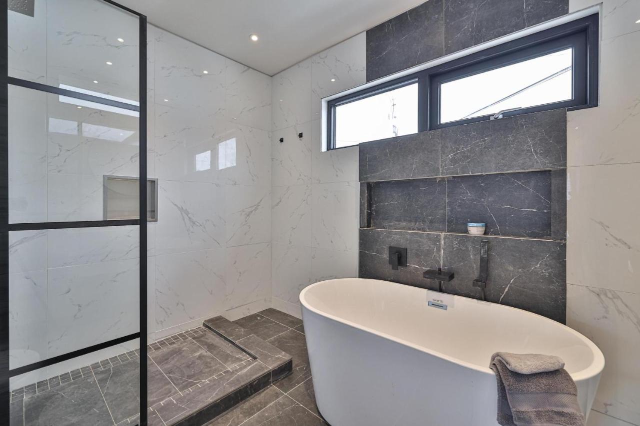 New Modern 1400 Sq Ft Coach House Near Everything Торонто Екстер'єр фото